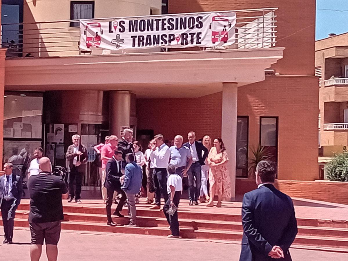 La Generalitat presenta en Los Montesinos una nueva ruta de autobuses en la Vega Baja