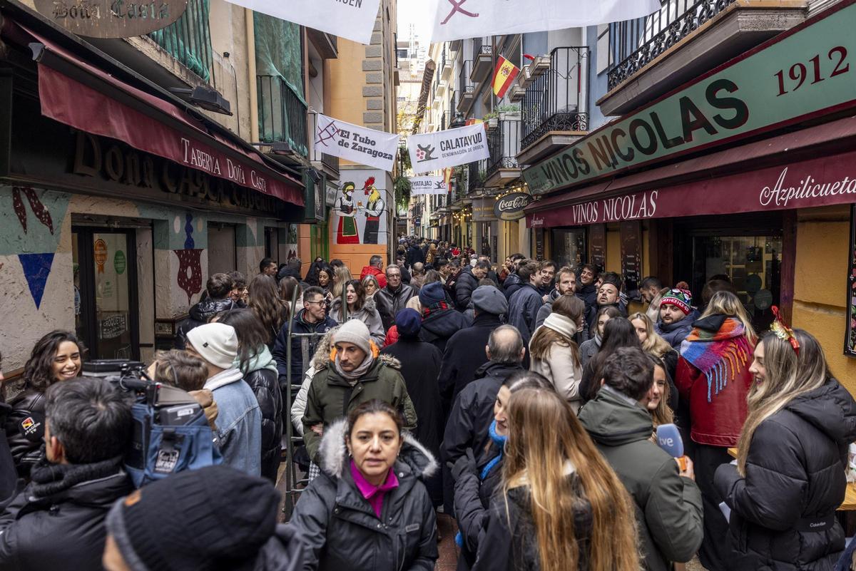 El Tubo de Zaragoza lleno de personas tomando vermut
