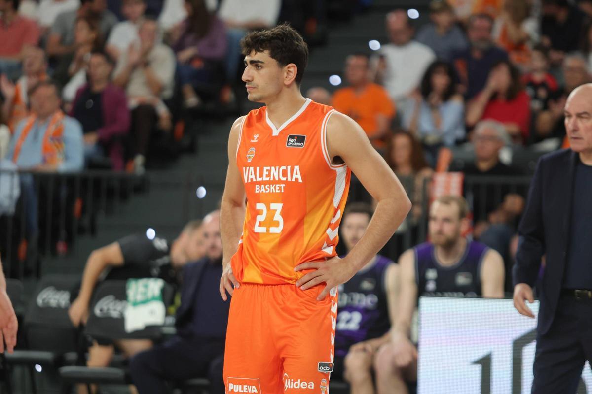 Álvaro Cárdenas, ante una nueva oportunidad tras debutar de taronja contra el Surne Bilbao.