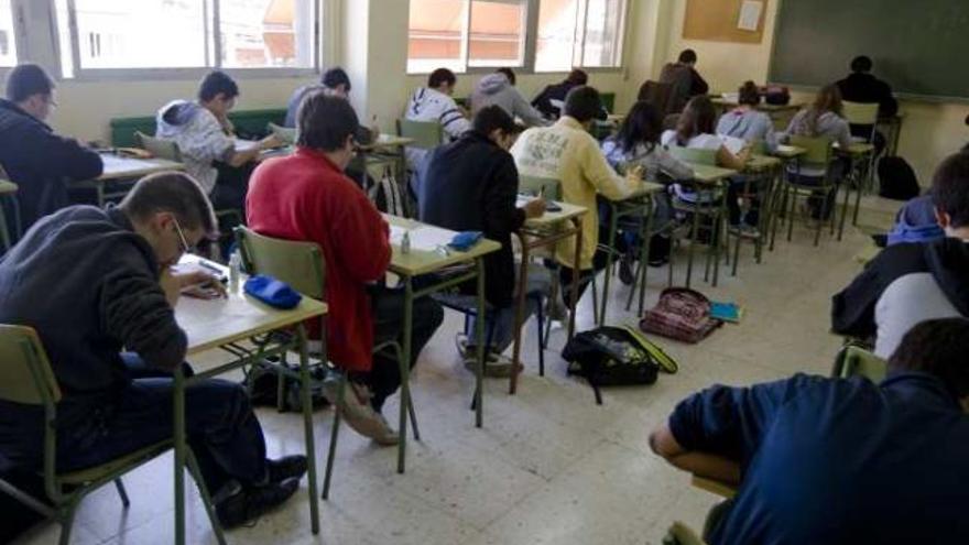 Estudiantes de la provincia haciendo los exámenes de recuperación en un instituto.