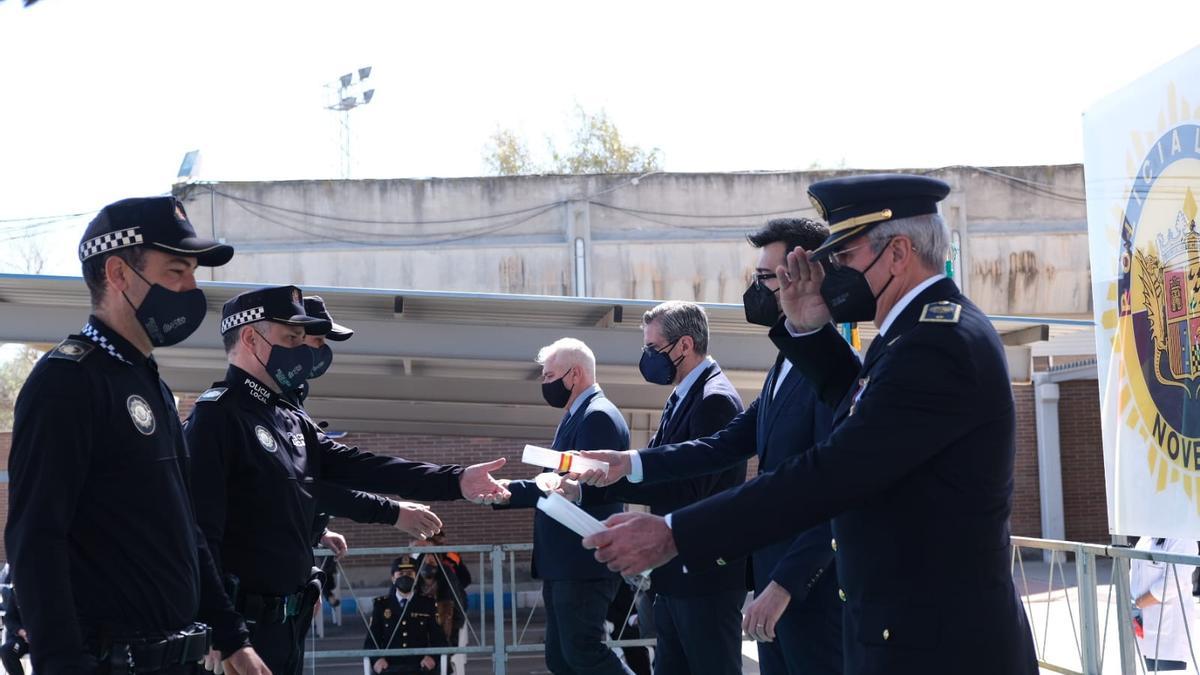 La entrega de reconocimientos y distinciones a los agentes de la Policía Local de Novelda.