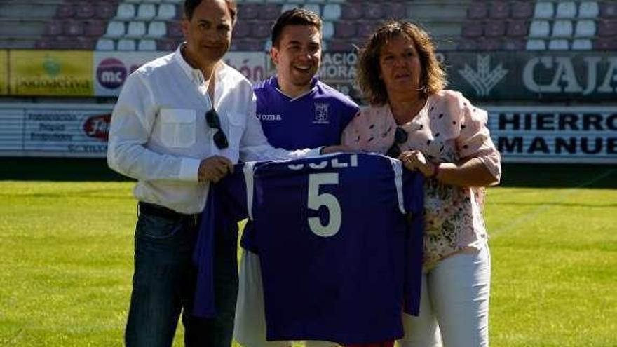 Los padres de Juli reciben una camiseta.