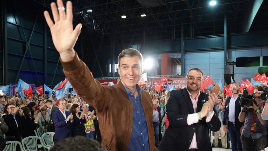 Sánchez pide en Gijón el voto para Barbón: &quot;Gobierna el presente y tiene una visión de futuro para Asturias&quot;