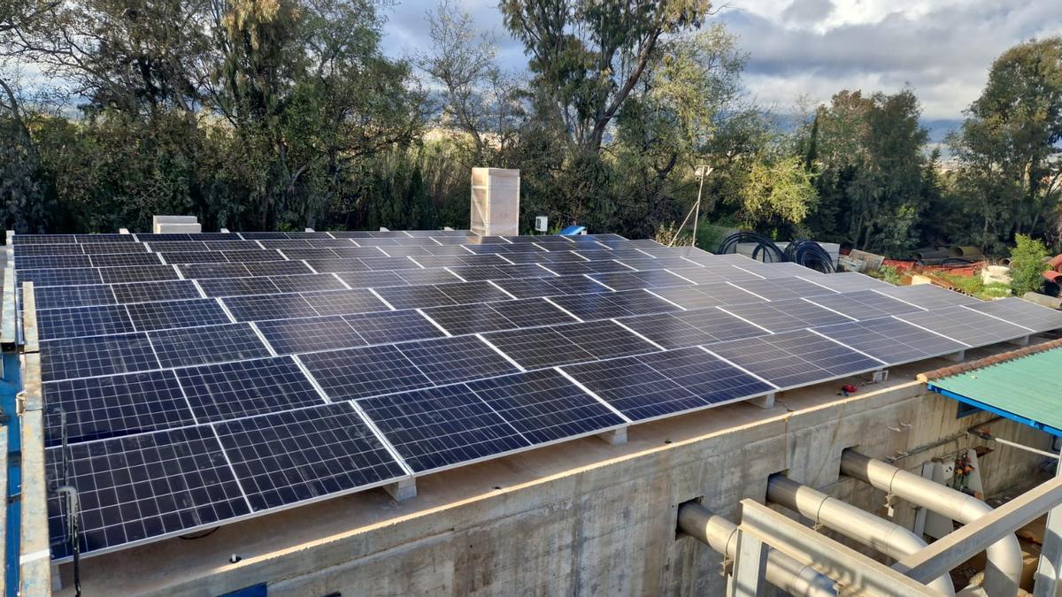 Placas solares en una de las depuradoras de Acosol.