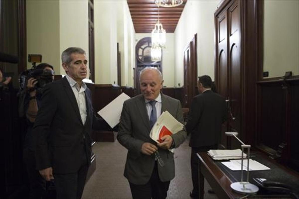 Los letrados del Parlament Xavier Muro y Antoni Bayona, en marzo del pasado año en la Cámara catalana.