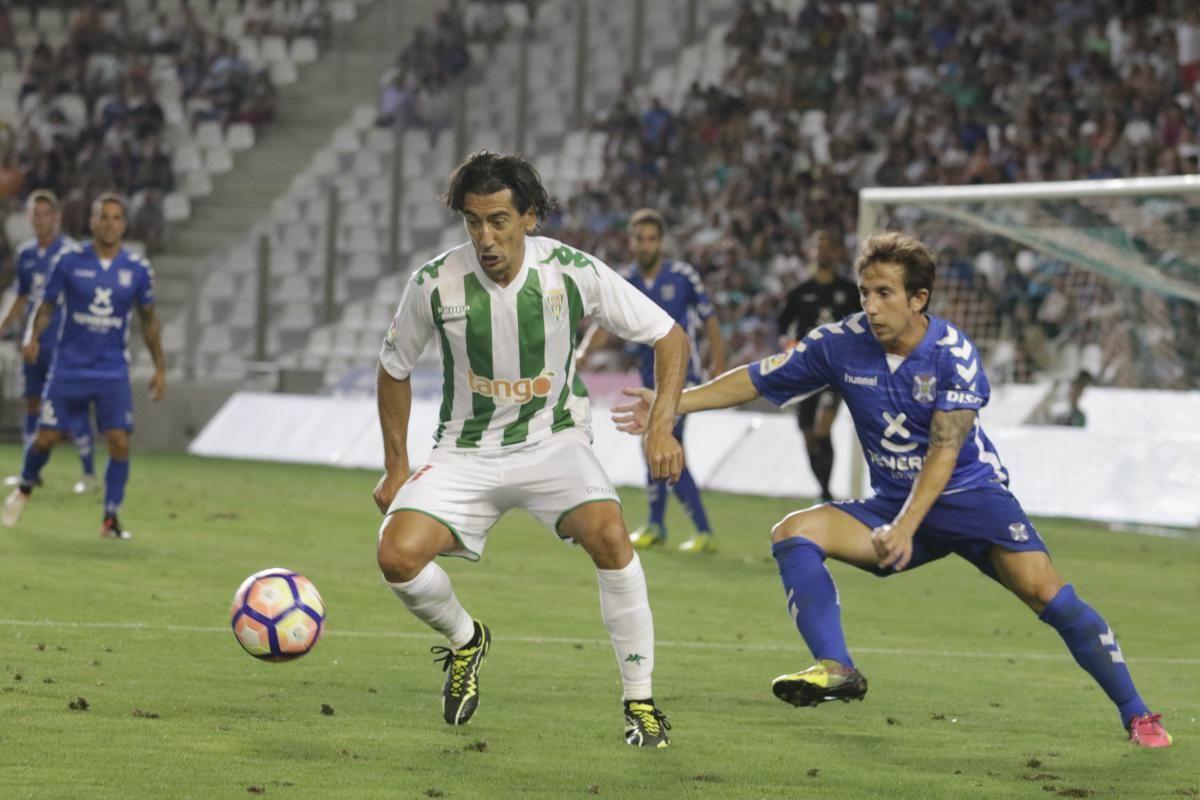 Pedro Ríos protege el esférico ante Raúl Cámara durante el encuentro en El Arcángel.