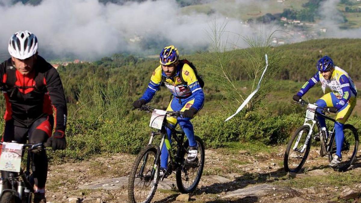 Participantes nunha Marcha de BTT da Lamprea de Arbo.   | // FDV