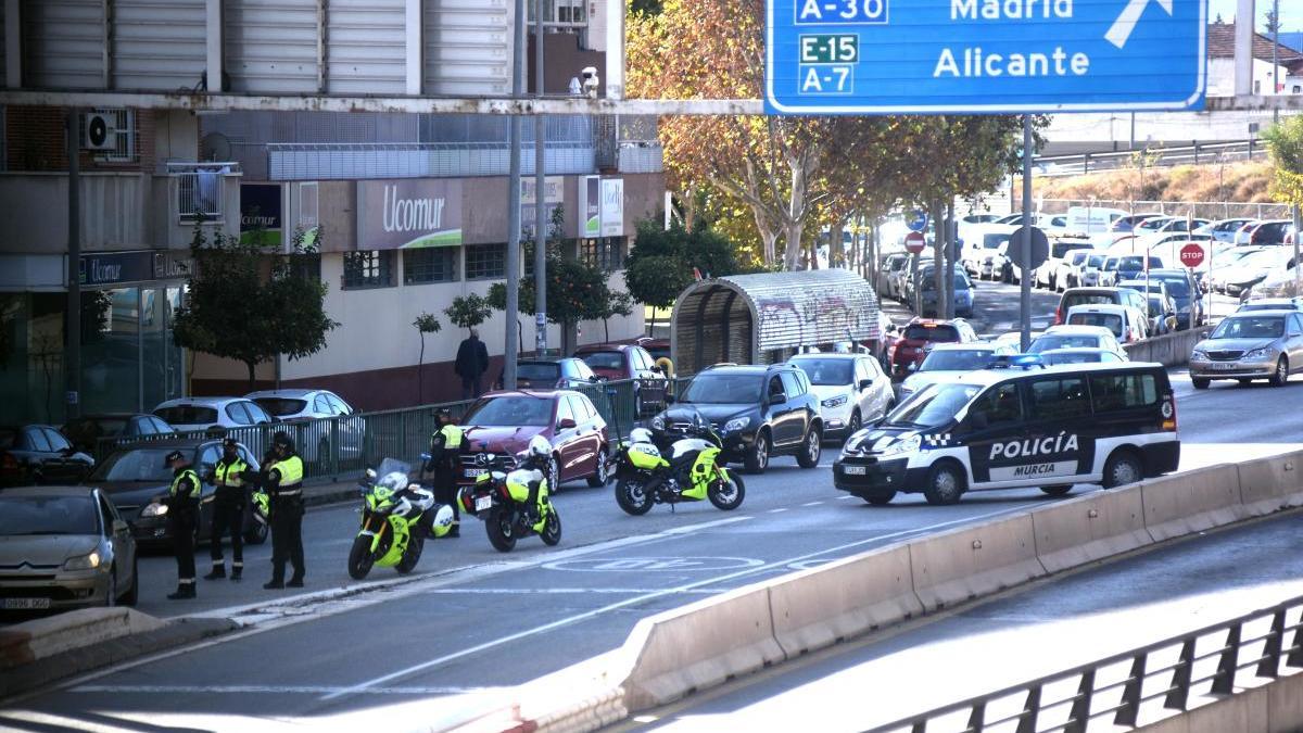 Control policial, ayer, en una de las entradas a Murcia. Israel Sánchez