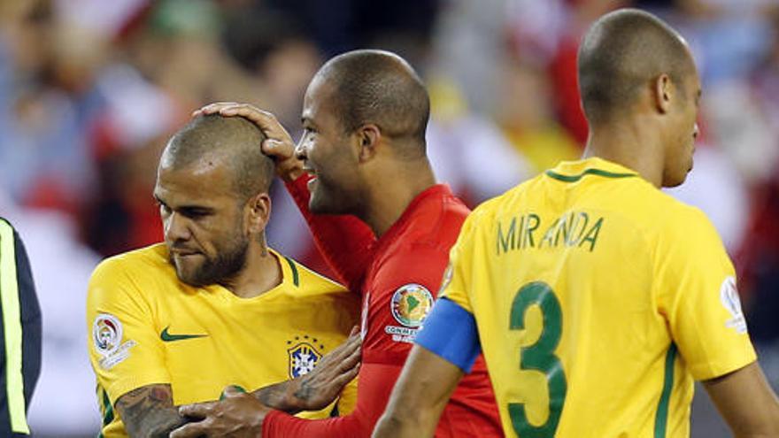 Alvés, cabizbajo tras la derrota de Brasil.