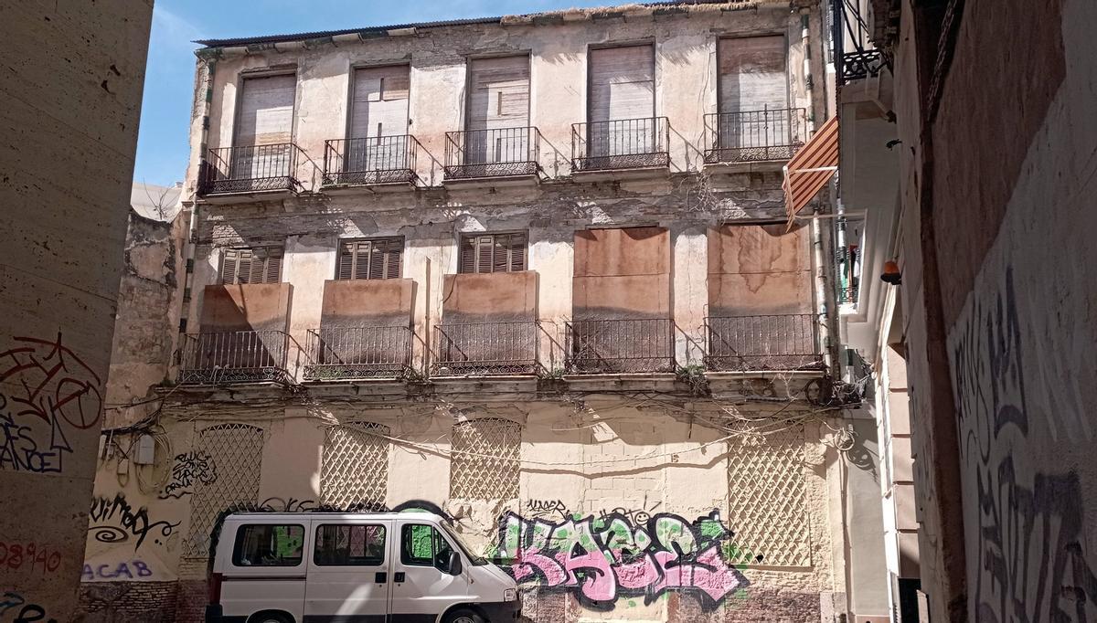 El número 15 de Nuño Gómez, propiedad de la Junta, este mes.