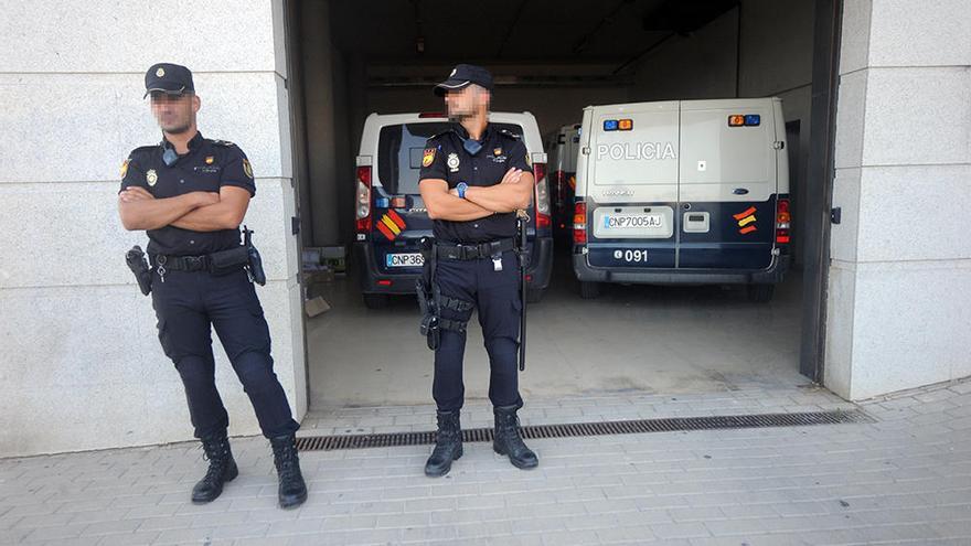 Dos policías vigilan tras las detenciones en La Constancia.