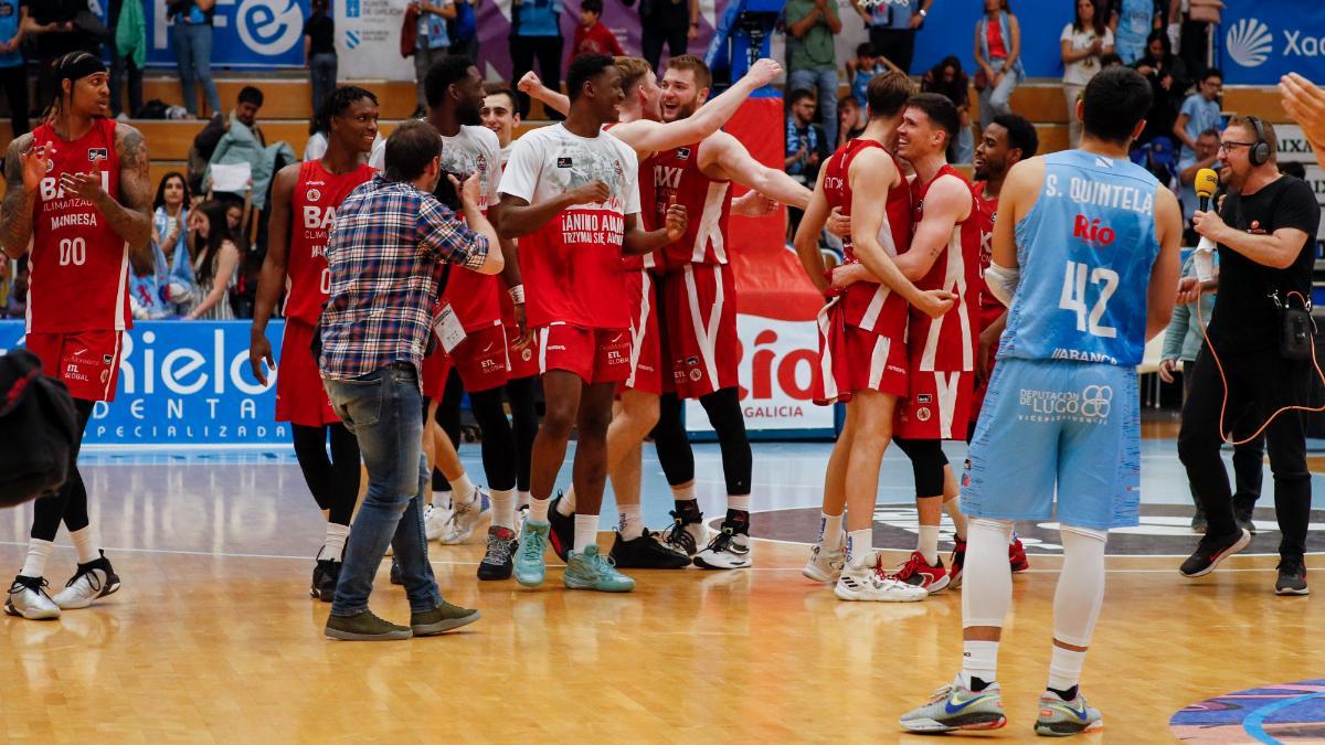 El BAXI Manresa celebró la permanencia  en el Pazo dos Deportes