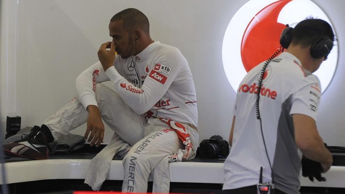 Lewis Hamilton descansa en el taller de McLaren de Silverstone.