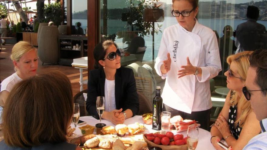 Marga Coll explica su desayuno a los comensales.