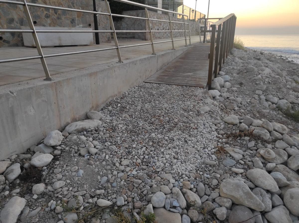 La pasarela permite salvar el desnivel del paseo marítimo construido por Costas