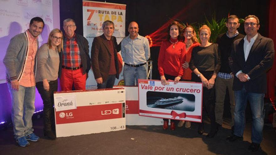 Foto de familia de los ganadores de la Ruta de la Tapa Erótica de Fuengirola.