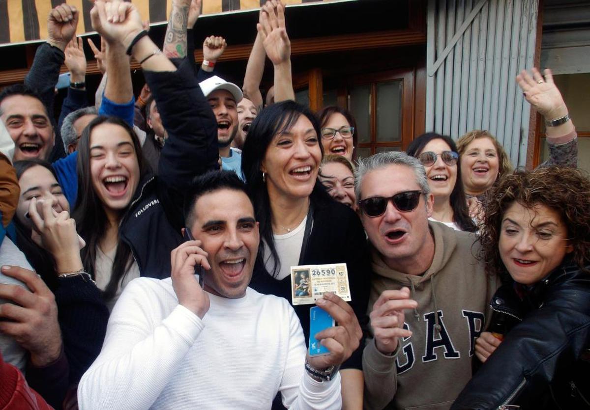 Varios clientes del restaurante Pepe, de San Vicente del Raspeig (Alicante) celebran el 26590, el Gordo.