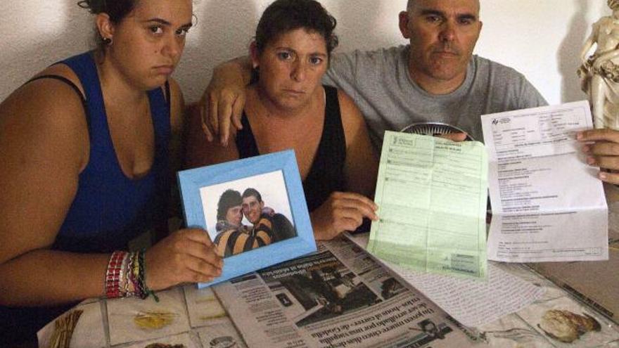 Leticia, novia de Robert, y Eugenia y Emilio, sus padres, ayer en su casa de Moncada.