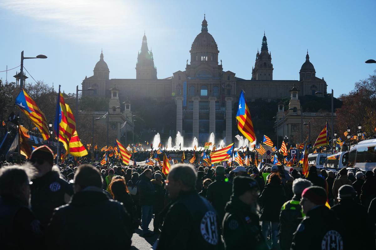 BARCELONA, 19/01/2023.- Manifestación convocada por el independentismo, en una movilización unitaria frente al Museo Nacional de Arte de Cataluña contra la cumbre hispanofrancesa este jueves en Barcelona. EFE/ Enric Fontcuberta