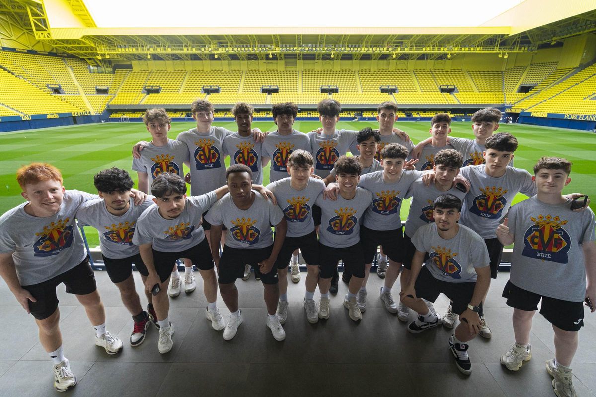 Varios miembros de la Villarreal Erie Academy visitaron el Estadio de la Cerámica.