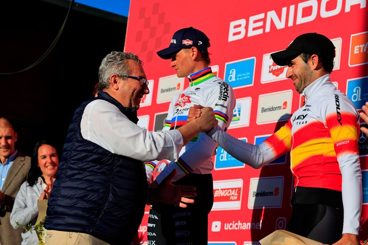 Toni Pérez, alcalde de Benidorm y presidente de la Diputación de Alicante, saluda en el podio a Felipe Orts en presencia del campeón del mundo Mathieu Van der Poel.
