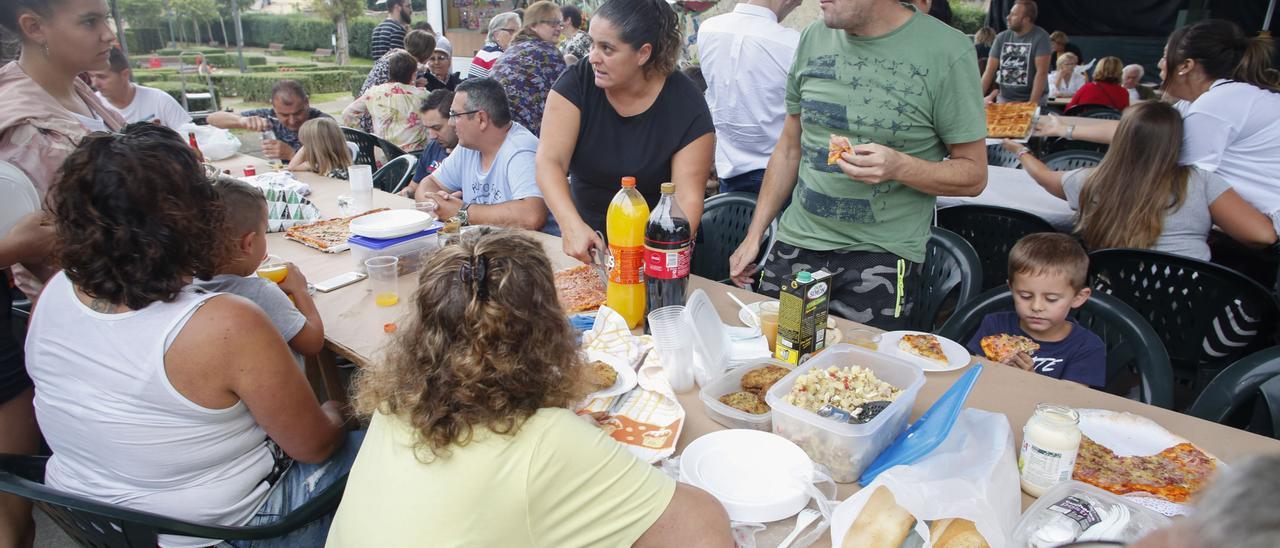 Ambiente en una edición de la comida de de hermandad de La Carriona previa a la pandemia.