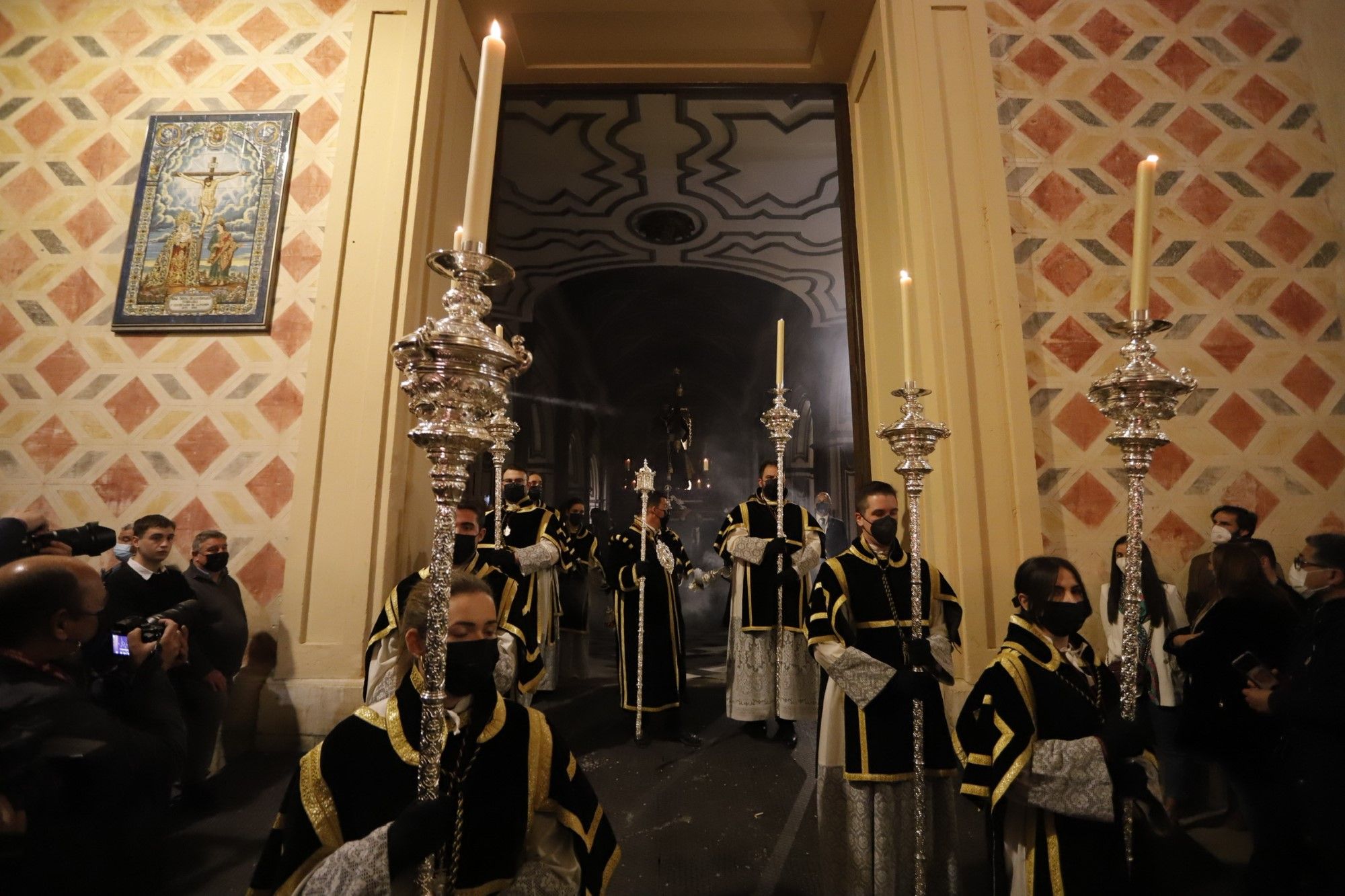 La archicofradía de la Pasión saliendo de la iglesia de San Juan Bautista