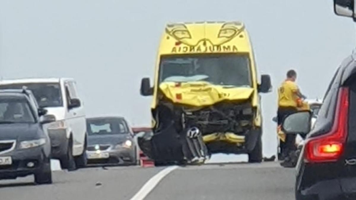 En l'accident de Maçanet s'hi han vist implicats un cotxe i una ambulància del SEM.
