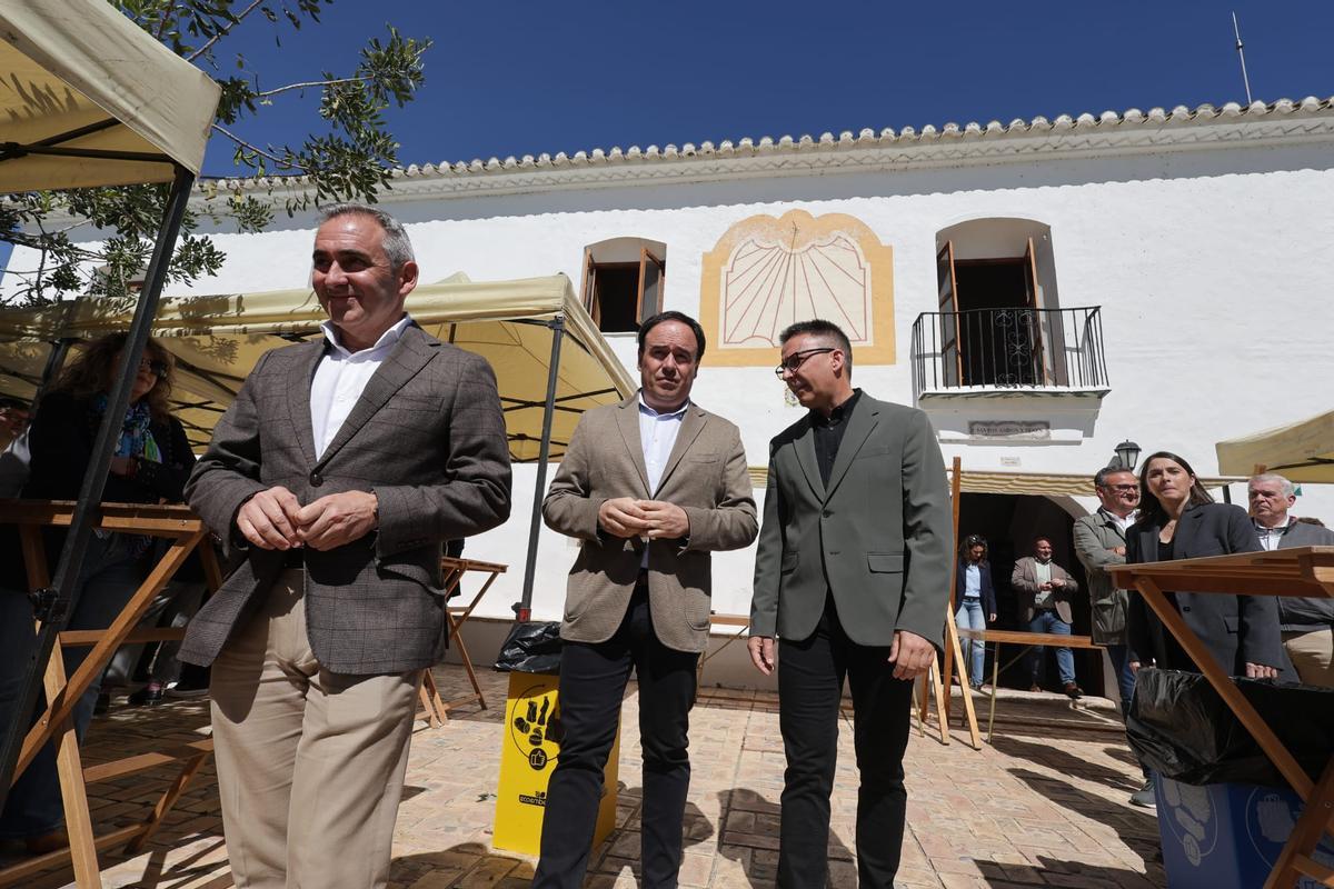 El conseller Barrachina, junto al president Pérez Llorca y el alcalde de Sueca, Julián Sáez.