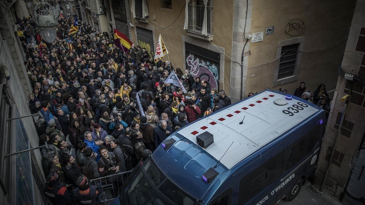 Concentración en contra de la presencia del Rey a la altura de la calle de Sant Pere més Alt.