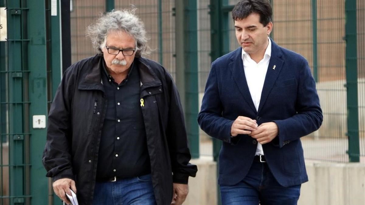 Los dirigentes de ERC Joan Tardà y Sergi Sabrià, a su salida de la prisión de Lledoners, tras visitar a Oriol Junqueras, este viernes.