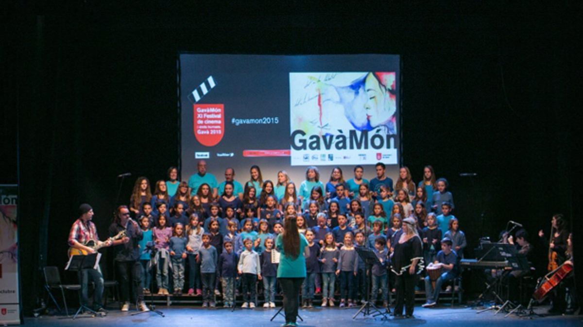 La escuela Alba Massana junto a integrantes de Please en la inauguración del GavàMón 2015