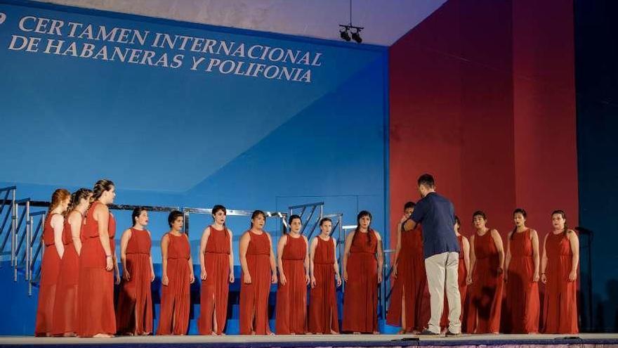 La agrupación coral &quot;Amitié&quot;, durante su actuación en el certamen alicantino.