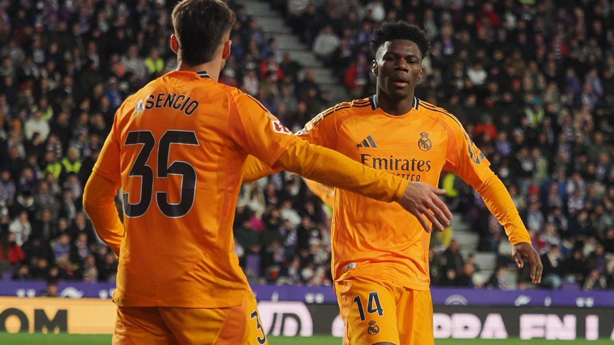 Raúl Asencio y Aurelien Tchouaméni, durante el partido de la jornada 21 de LaLiga que Real Valladolid y Real Madrid.