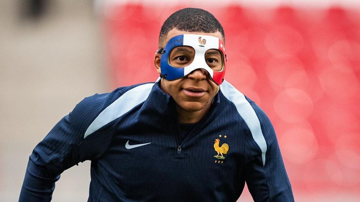 Kylian Mbappé entrenando con una máscara protectora.