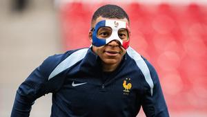 Kylian Mbappé entrenando con una máscara protectora.