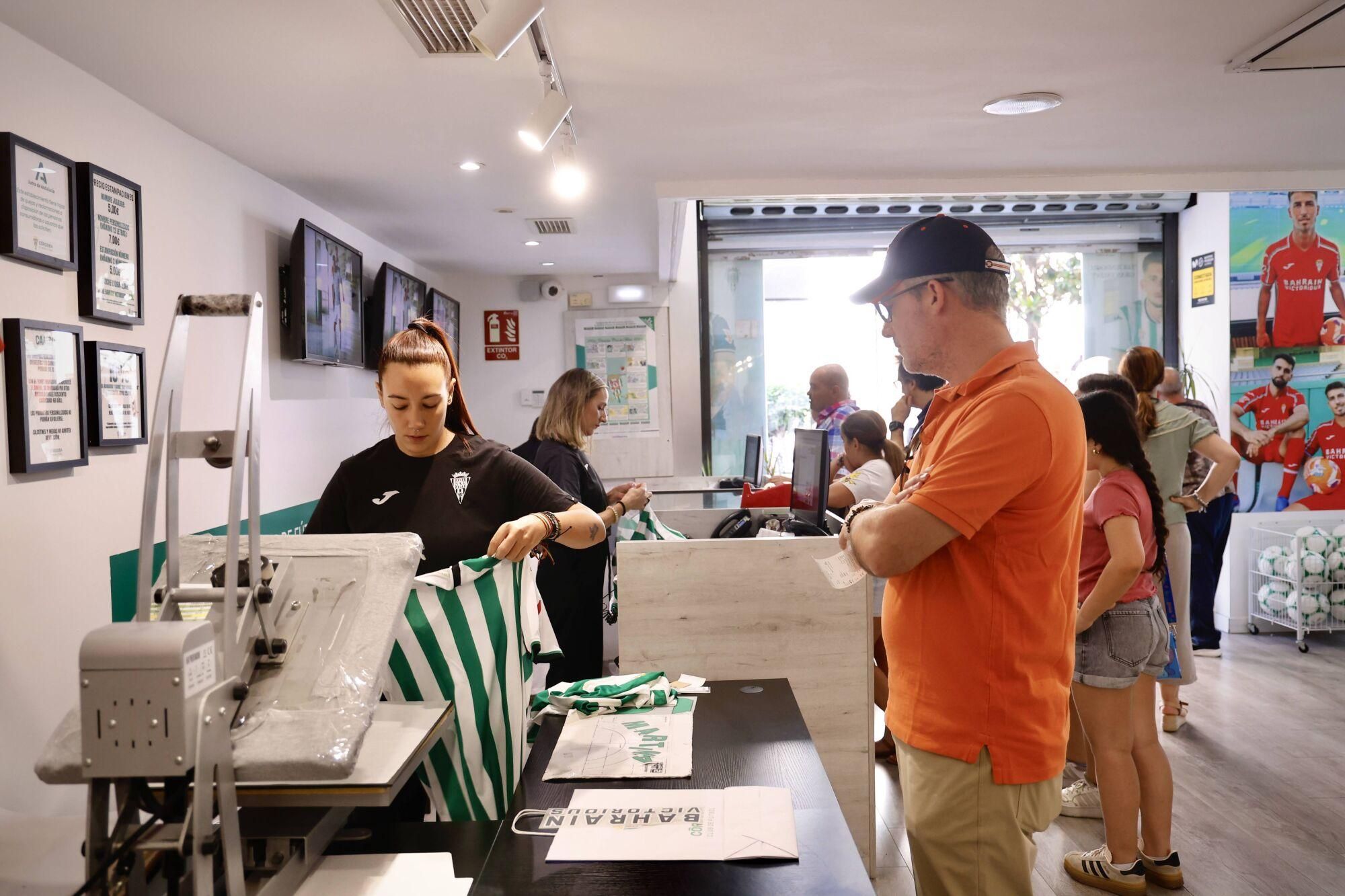 La afición del Córdoba CF, entre la nostalgia y la ambición con sus nuevas camisetas
