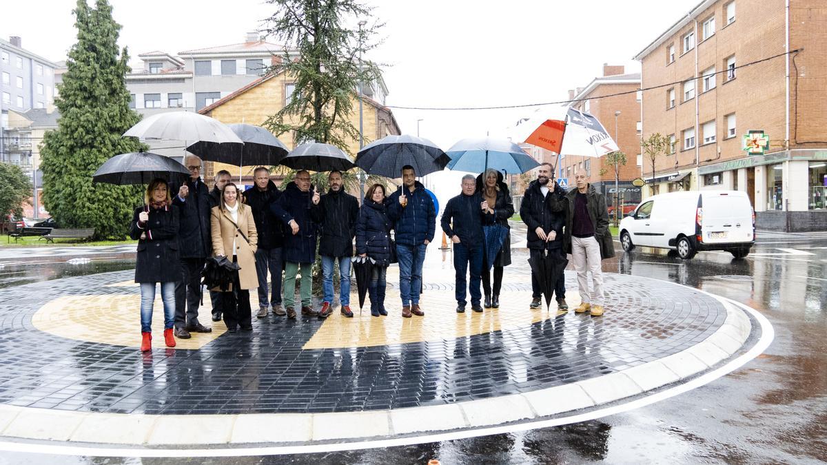 Autoridades y técnicos municipales y de la empresa, este sábado, durante la inauguración de la Avenida de Viella.