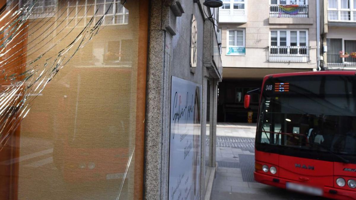 El cristal roto del escaparate, en la calle Sol, en A Coruña.