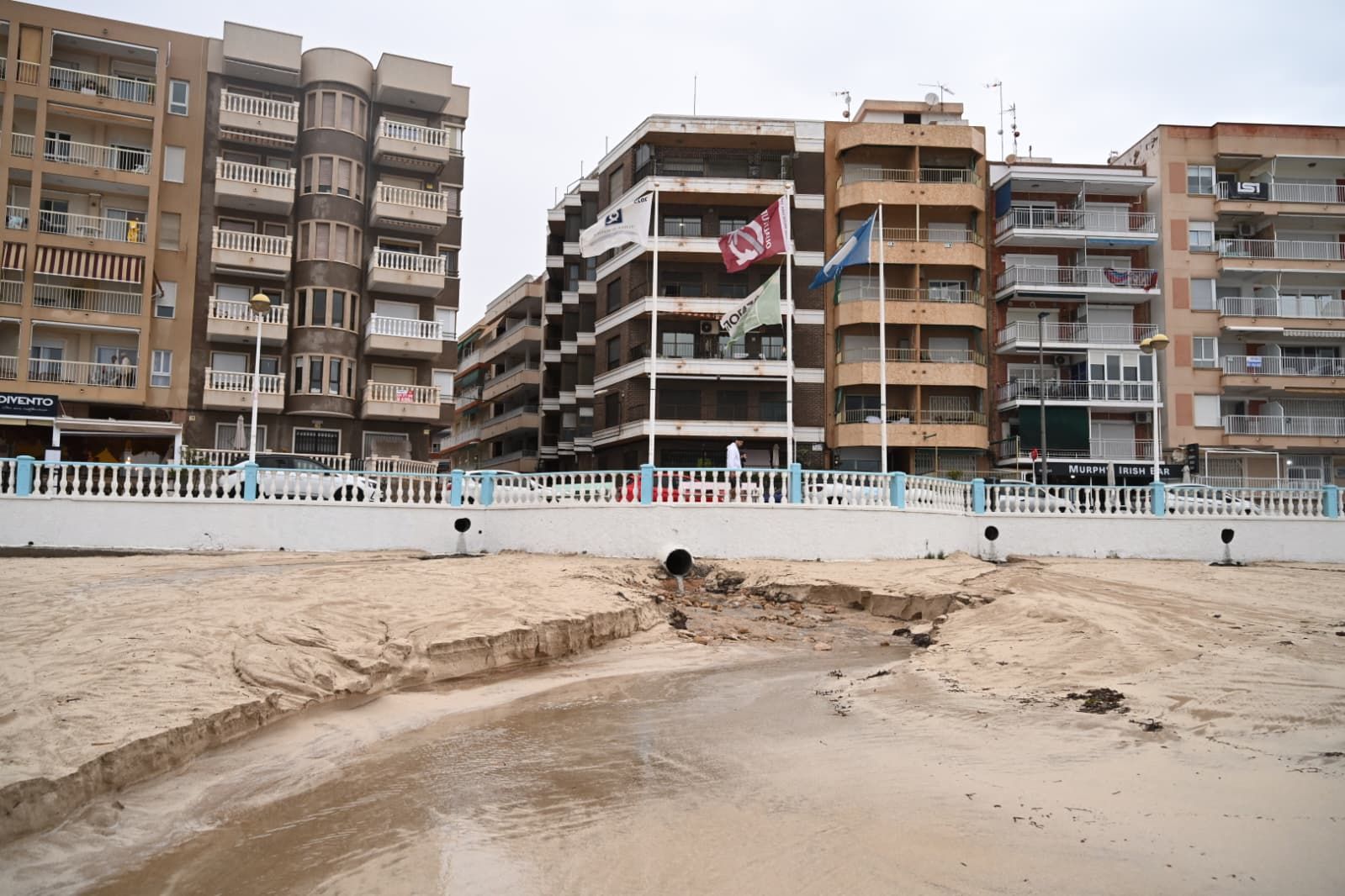 La playa de los locos de Torrevieja durante la dana Alice