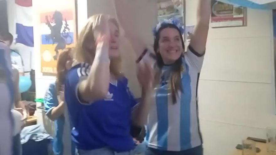 Argentinos celebran el primer gol de la final en un bar de València
