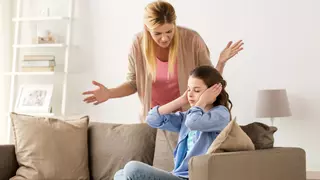 Lo que aprendí como psicólogo al ver a una madre decirle "cállate" a su hijo en el metro