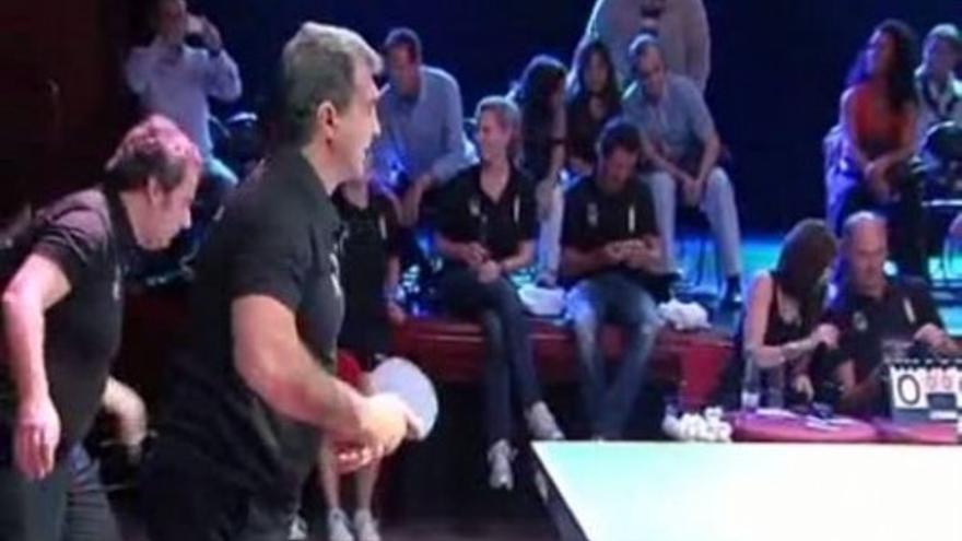 Laporta muestra sus habilidades en el tenis de mesa