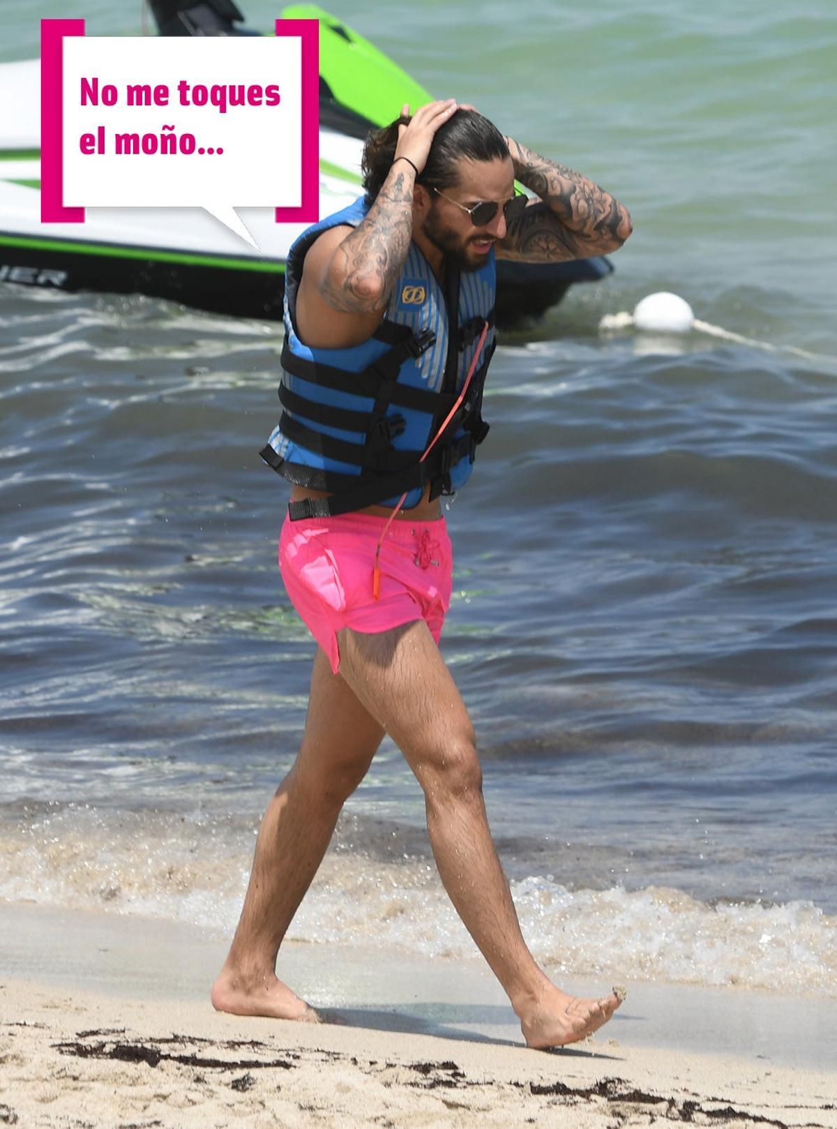 Maluma se toca el moño