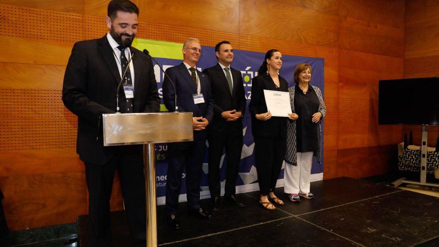 Entrega de diplomas, con Guillermo Peláez y Mariví Monteserín. | MARA VILLAMUZA