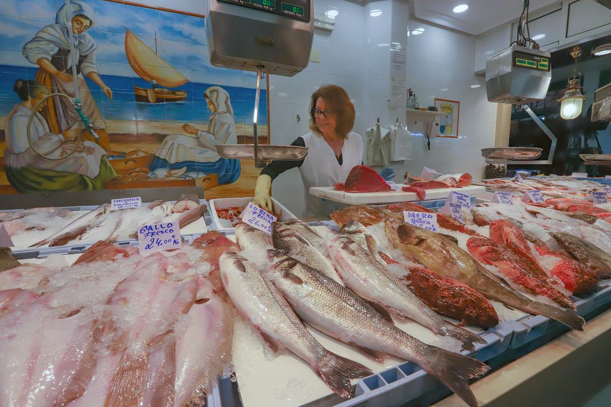 La única pescadería que queda en el Mercado de Abastos, con producto frescfo de la bahía de Torrevieja y Santa Pola