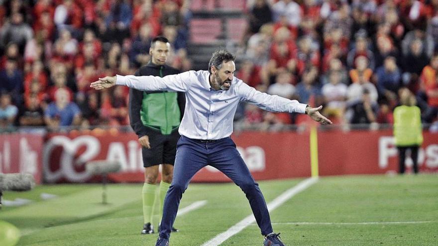 Vicente Moreno gesticula de forma vehemente en un momento del partido.