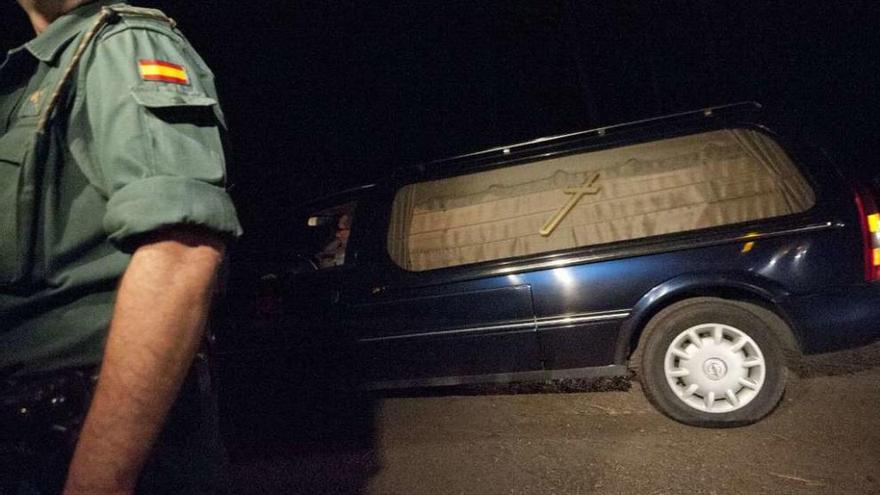 Uno de los coches fúnebres, en el lugar del siniestro.