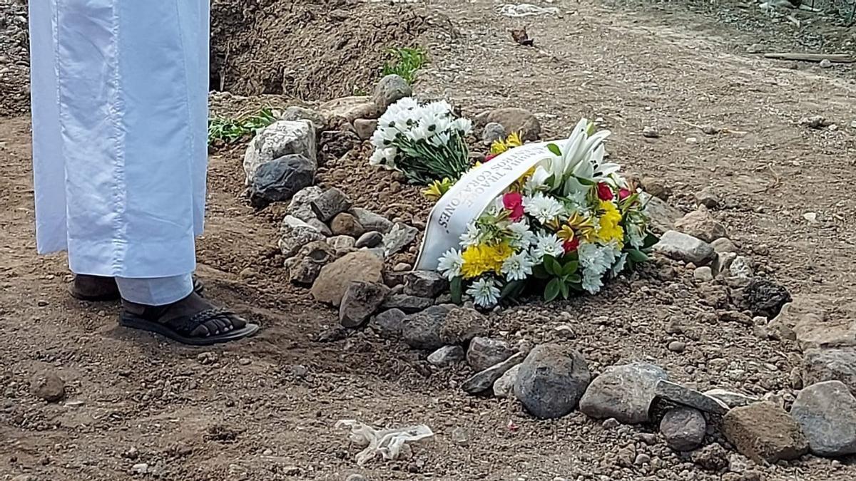 Un montoncito de tierra canaria para despedir a la pequeña Eléne Habiba Un montoncito de tierra canaria para despedir a la pequeña Eléne Habiba