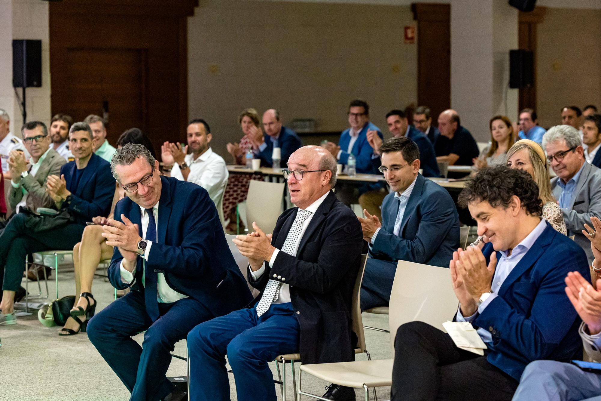 Algunos conocían la noticia y otros la han conocido durante el tradicional discurso. Toni Mayor, presidente de Hosbec, dejará de serlo tras 14 años en el cargo. Mayor lo ha anunciado antes un auditorio lleno y durante la asamblea anual de la entidad turística celebrada este viernes en Benidorm.